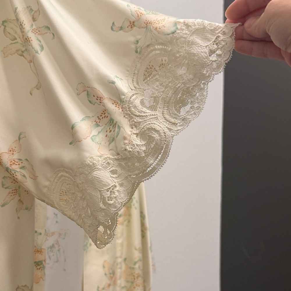 Cream Floral Robe - Picture 2 of 3